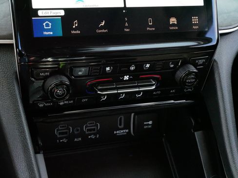 Used 2023 Jeep Grand Cherokee Limited w/ Luxury Tech Group II image 23