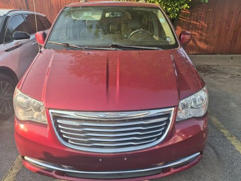 Used 2016 Chrysler Town & Country Touring FWD image 17