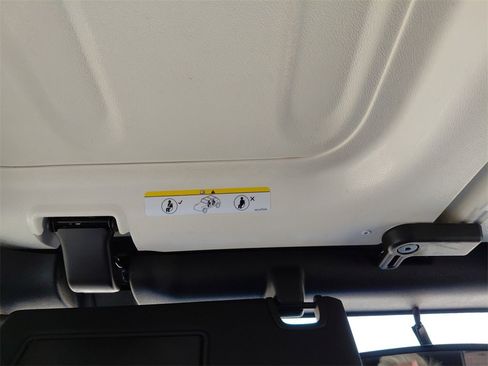 Used 2018 Jeep Wrangler Unlimited Sahara image 38