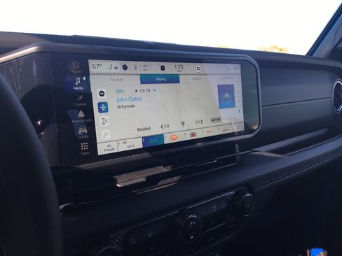 Used 2025 Jeep Gladiator Sport w/ Premium Package image 18