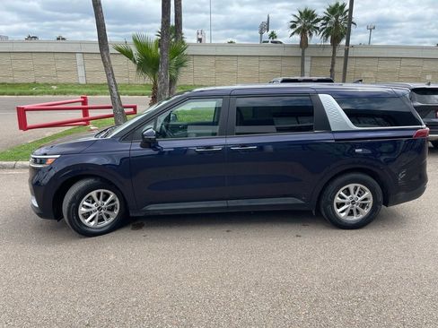 Used 2023 Kia Carnival LX FWD image 3