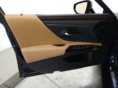 Certified 2025 Lexus ES 300h w/ Luxury Package image 15