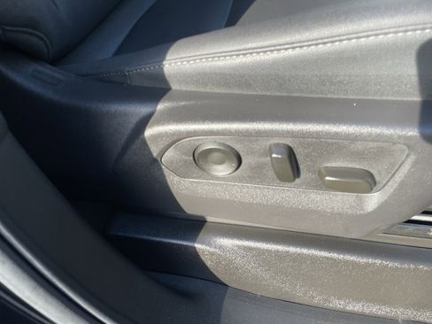 Used 2025 Chevrolet Suburban Z71 image 65