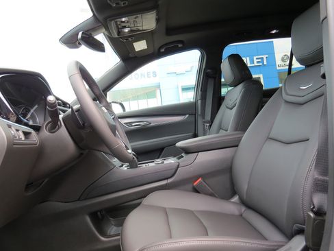 New 2025 Cadillac XT6 Luxury image 17