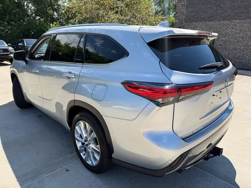 Used 2021 Toyota Highlander Limited FWD image 7