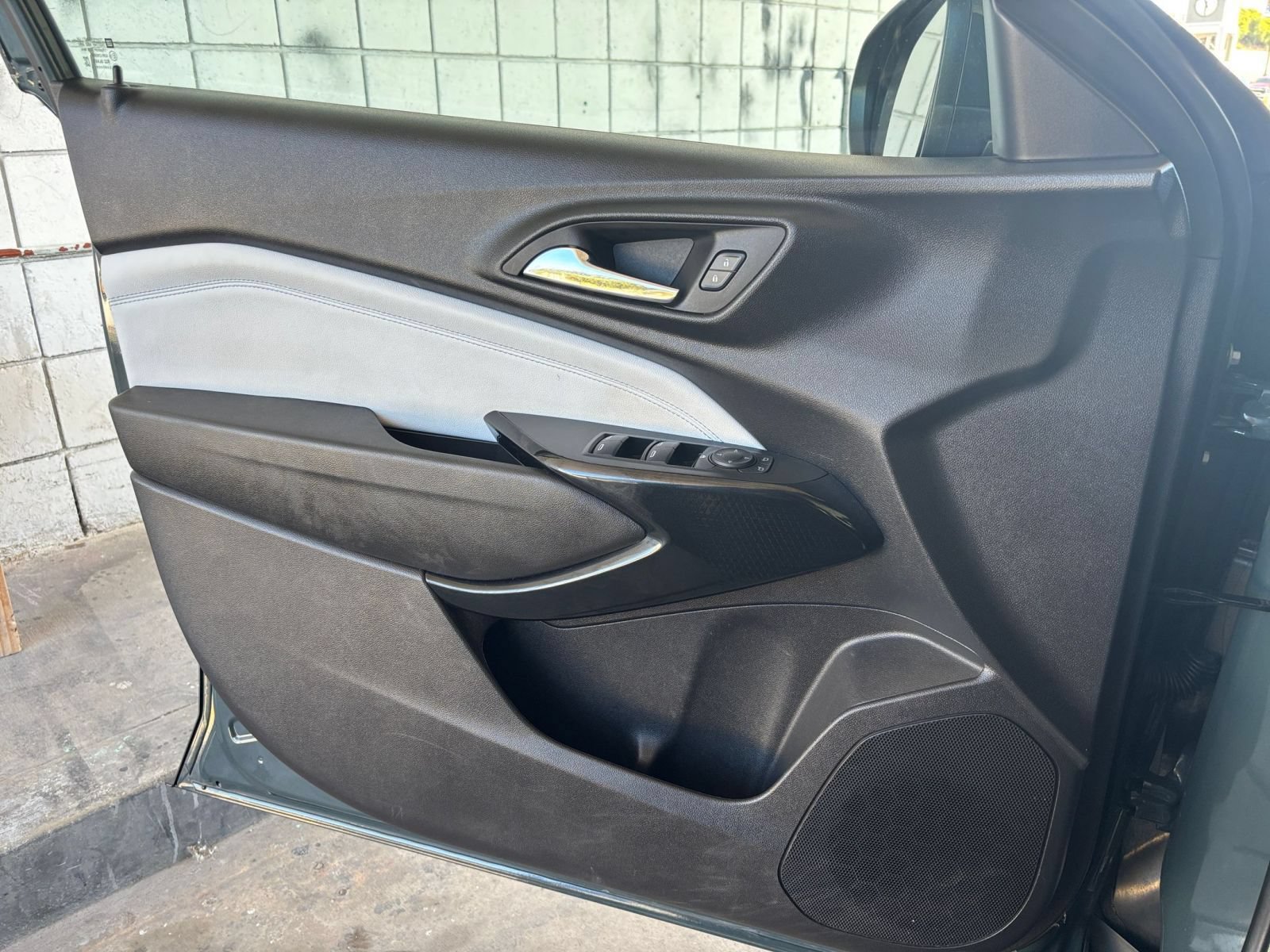 Used 2025 Chevrolet Trax LT FWD image 18