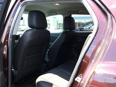 Used 2022 Chevrolet Trax LT w/ LT Convenience Package AWD/4WD image 28