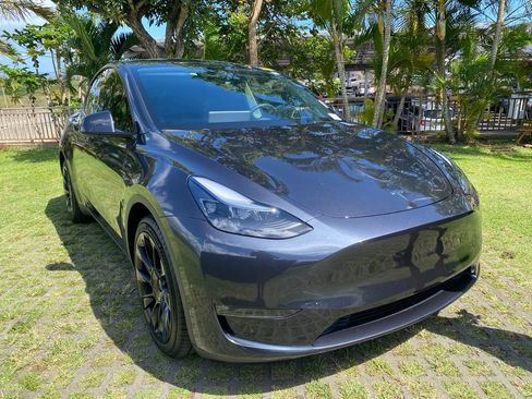 Used 2024 Tesla Model Y Long Range AWD/4WD image 1
