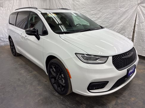 Used 2024 Chrysler Pacifica Limited w/ Uconnect Theater Family Group AWD/4WD image 4