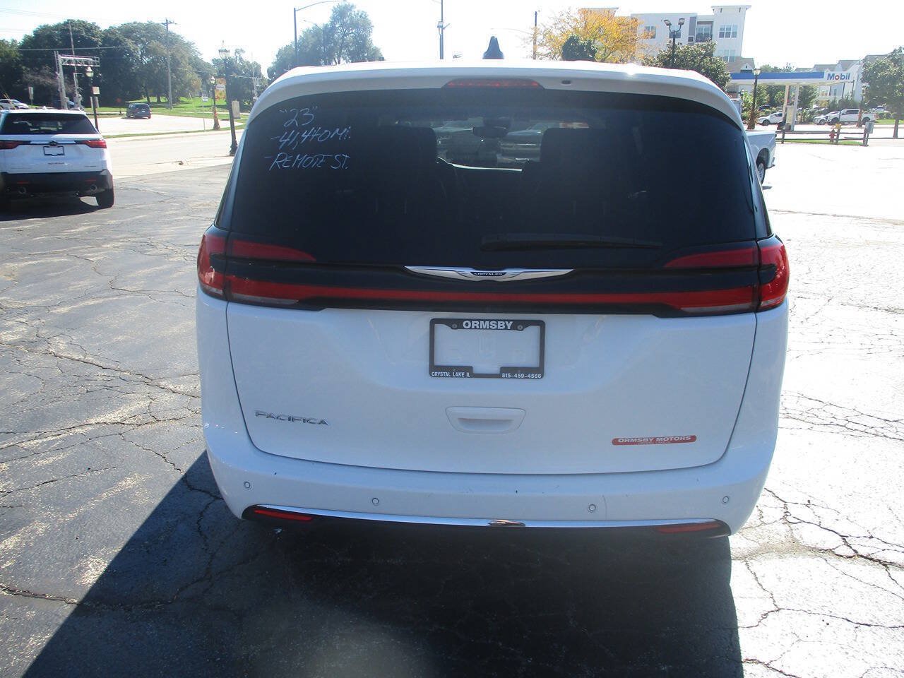 Used 2023 Chrysler Pacifica Touring-L FWD image 6