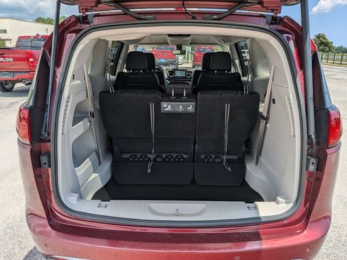 Used 2018 Chrysler Pacifica Touring-L w/ Tire & Wheel Group FWD image 30