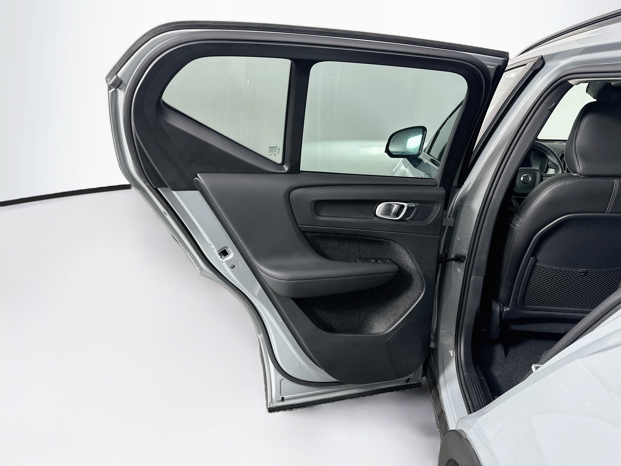 Used 2026 Volvo XC40 B5 Plus AWD/4WD image 28