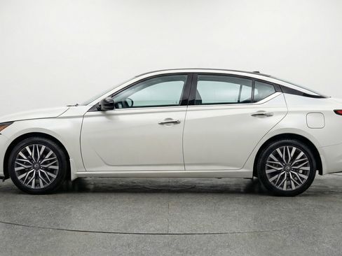 Used 2025 Nissan Altima 2.5 SV image 5