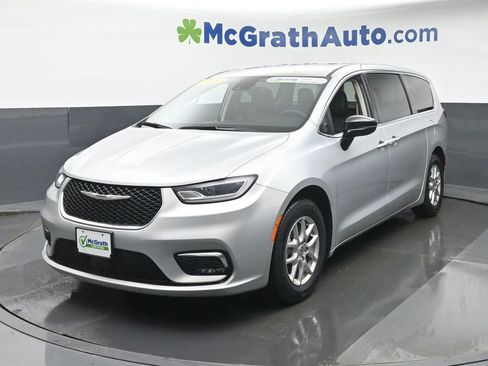 Used 2024 Chrysler Pacifica Touring-L image 19