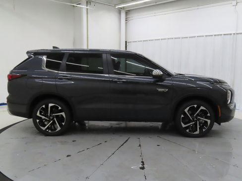 New 2025 Mitsubishi Outlander SE image 2