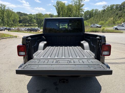 Used 2025 Jeep Gladiator Sport AWD/4WD image 18