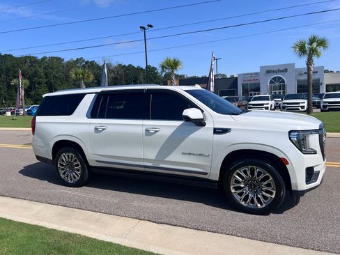 Used 2023 GMC Yukon XL Denali Ultimate AWD/4WD image 4