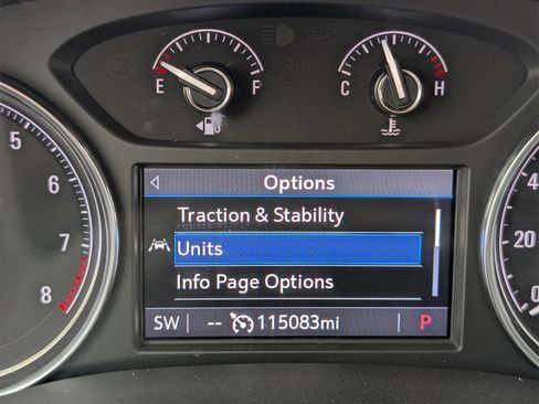 Used 2023 Buick Enclave Essence image 5