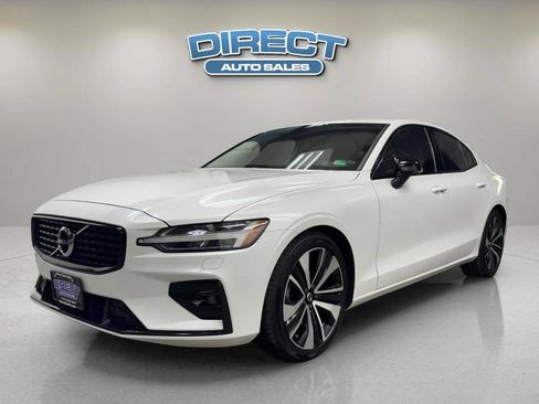 Used 2022 Volvo S60 B5 Momentum w/ Premium Package image 3