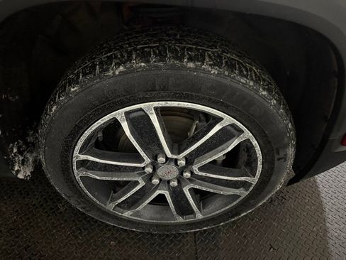 Used 2023 GMC Acadia SLT w/ Technology Package image 17