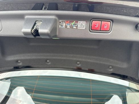 Used 2025 Mercedes-Benz C 300 Sedan image 11