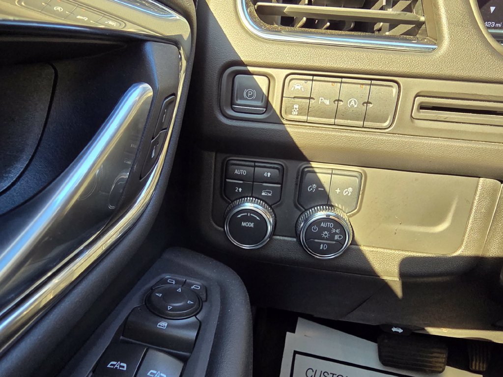 Used 2023 GMC Yukon XL SLT AWD/4WD image 35