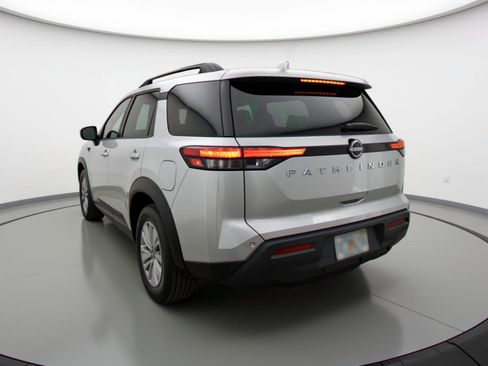 Used 2025 Nissan Pathfinder SV image 6