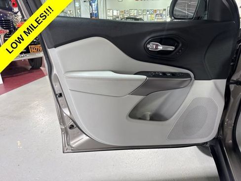 Used 2020 Jeep Cherokee Limited AWD/4WD image 12