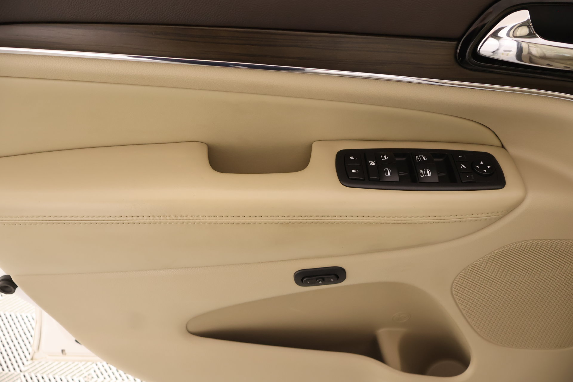 Used 2019 Jeep Grand Cherokee Overland AWD/4WD image 17