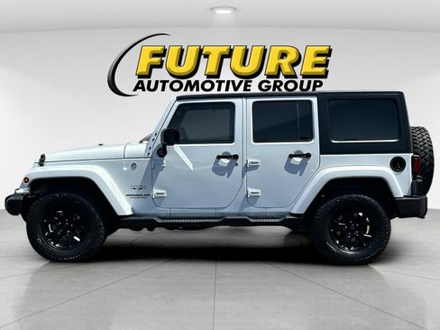 Used 2017 Jeep Wrangler Unlimited Sahara w/ Connectivity Group AWD/4WD image 7