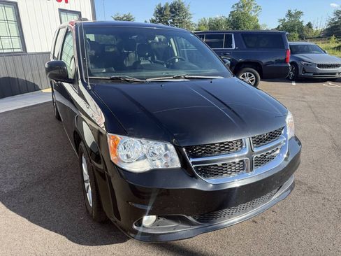 Used 2019 Dodge Grand Caravan SXT FWD image 4
