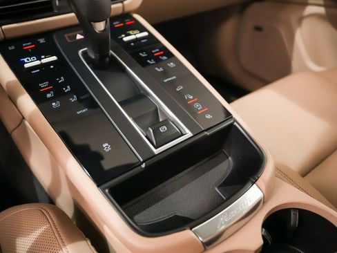 Certified 2022 Porsche Macan AWD/4WD image 33