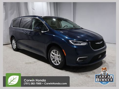 Used 2023 Chrysler Pacifica Touring-L image 1