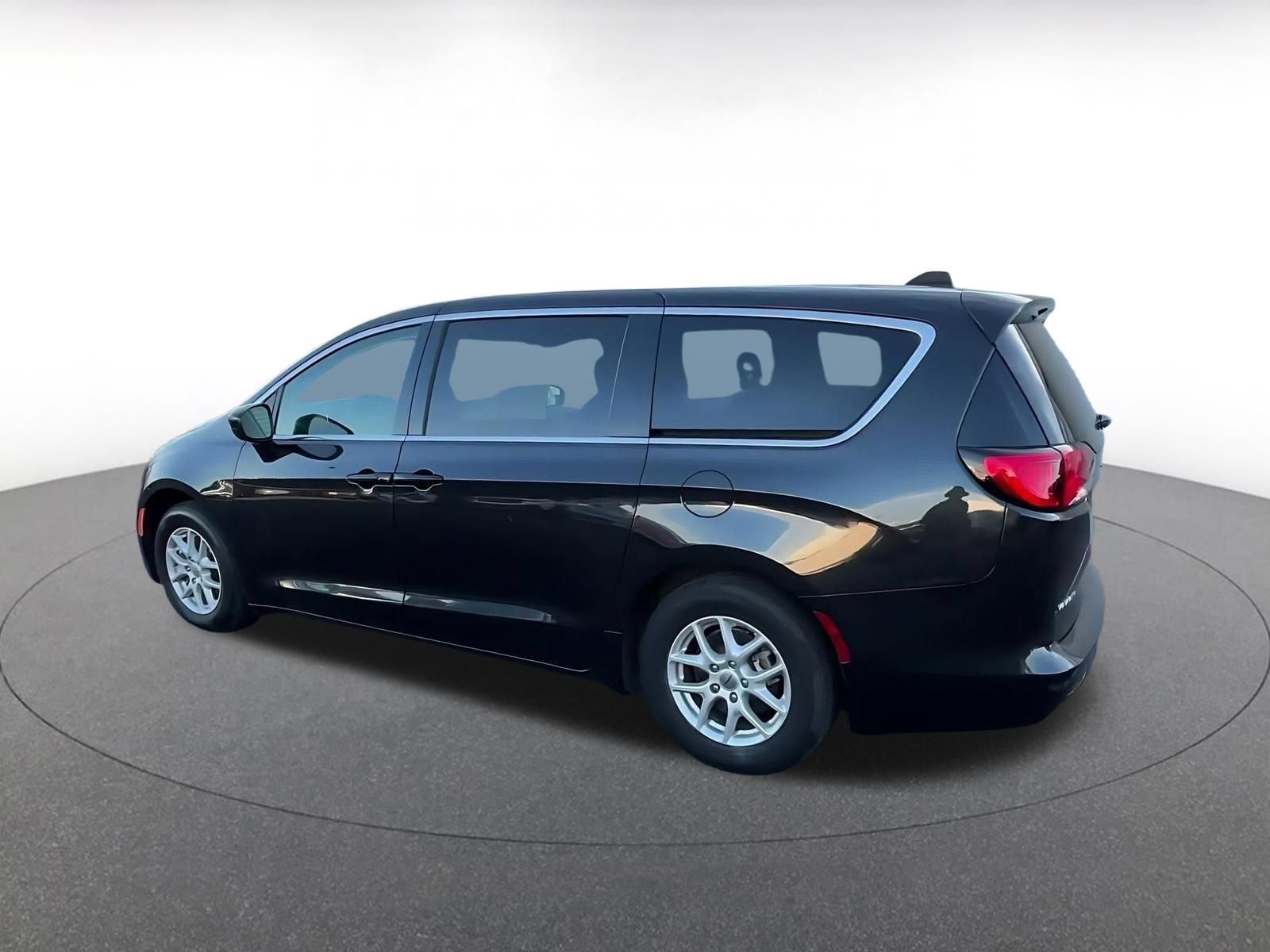 Used 2023 Chrysler Voyager LX FWD image 9