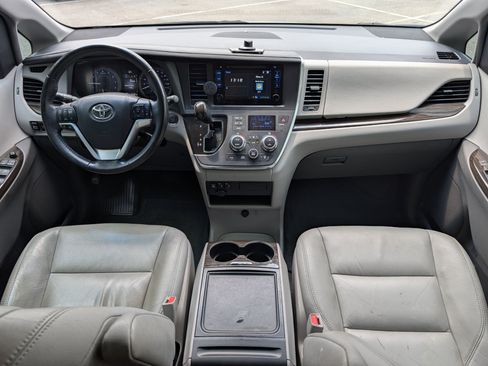 Used 2017 Toyota Sienna XLE FWD image 26