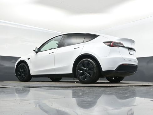 Used 2025 Tesla Model Y Long Range image 39