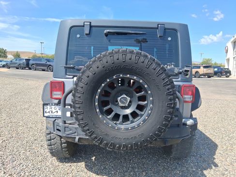Used 2015 Jeep Wrangler Rubicon w/ Power Convenience Group AWD/4WD image 8