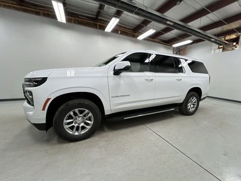New 2026 Chevrolet Suburban LT image 5