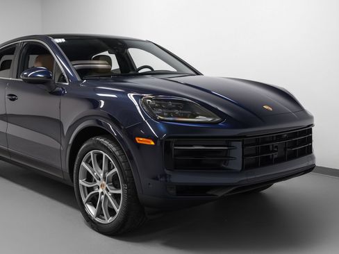 Used 2025 Porsche Cayenne Coupe AWD/4WD image 9