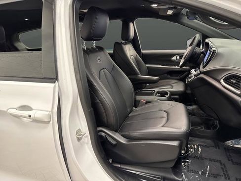 Used 2024 Chrysler Pacifica Select image 29
