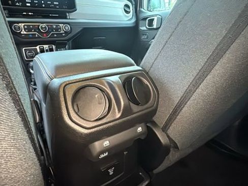 Used 2025 Jeep Wrangler Unlimited Sahara image 23