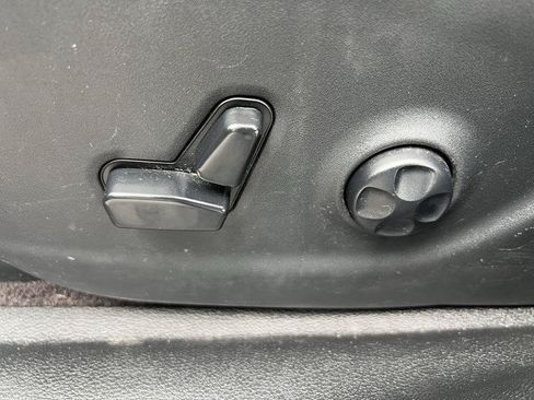 Used 2019 Jeep Cherokee Latitude Plus FWD image 22