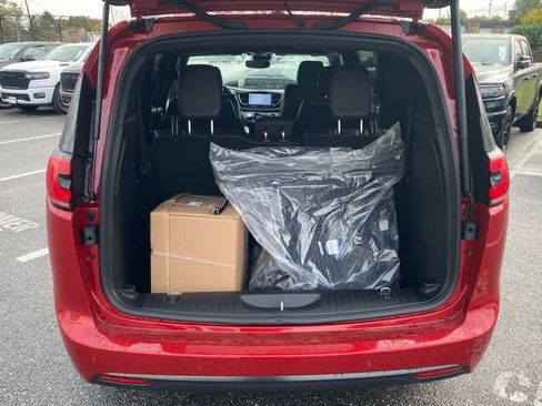 New 2026 Chrysler Pacifica Limited w/ S Appearance Package image 7
