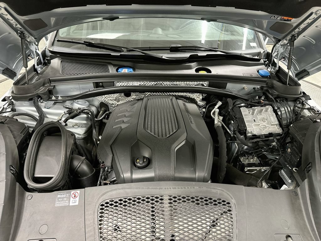 Certified 2025 Porsche Macan AWD/4WD image 31
