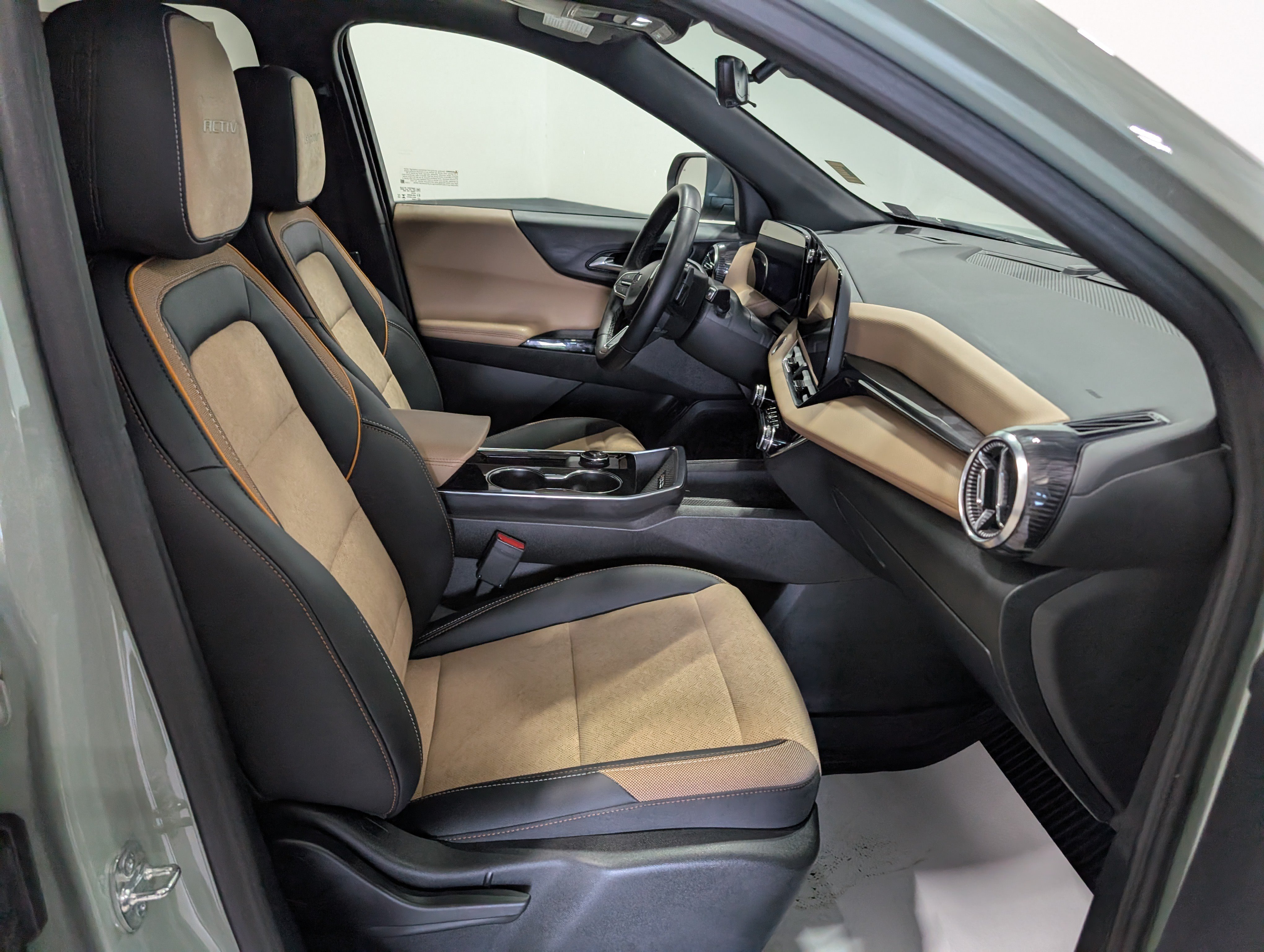Used 2025 Chevrolet Equinox ACTIV w/ Safety and Technology Package AWD/4WD image 18