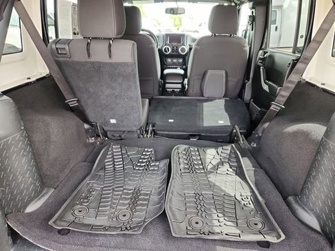 Used 2018 Jeep Wrangler Unlimited Sahara AWD/4WD image 30