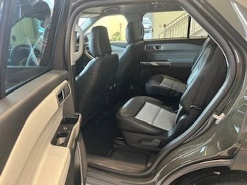 Used 2023 Ford Explorer XLT w/ Equipment Group 202A image 5