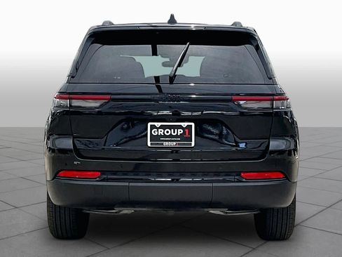 Used 2025 Jeep Grand Cherokee Altitude AWD/4WD image 5