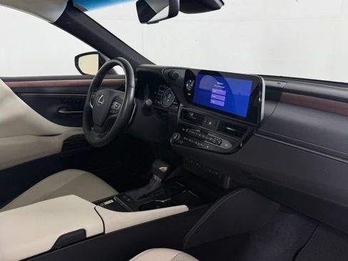 Used 2025 Lexus ES 300h w/ Premium Package FWD image 18