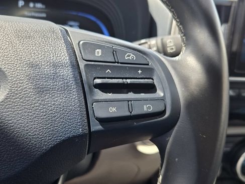 Certified 2025 Hyundai Venue Limited FWD image 24